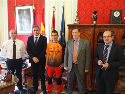 Mariscal felicita al bombero municipal Santiago García tras su paso con éxito por la Transvulcania