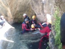 Bomberos de Cuenca participan en el simulacro de un rescate acuático de una persona atrapada en una zona montañosa de difícil acceso