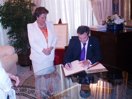 La alcaldesa de Valencia, Rita Barberá, recibe al alcalde de Cuenca, Francisco Javier Pulido