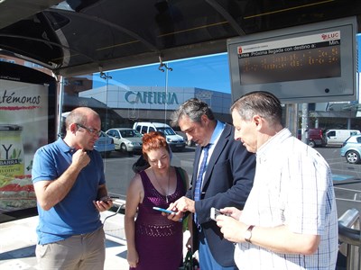 El alcalde de Cuenca da a conocer a los ciudadanos la página Web que informa sobre el tiempo de espera en las paradas de autobús