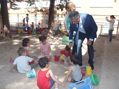 Mariscal visita el colegio Santa Teresa para interesarse por las Escuelas de Verano