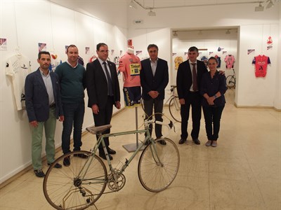 El Centro Cultural Aguirre alberga la exposición de la Marcha Alberto Contador con gran parte de la historia del ciclismo