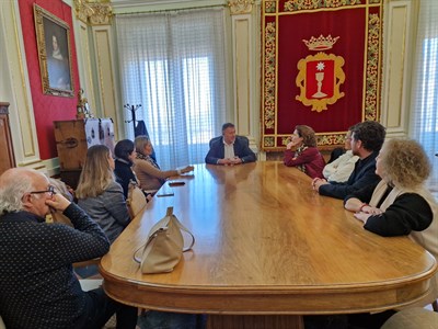 El Ayuntamiento recibe a un grupo de agencias de turismo de lujo para conocer Cuenca como destino de excelencia