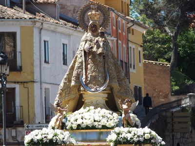 La imagen de la Virgen de la Luz recorre en procesión las calles de Cuenca acompañada de cientos de fieles 