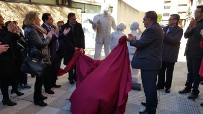 El alcalde presenta la estatua que homenajea la labor docente de los maestros jubilados