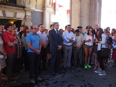 Un centenar de personas se suma a la Concentración convocada por el Ayuntamiento de Cuenca en condena por el asesinato de Laura y Marina y en apoyo a todas las familias afectadas