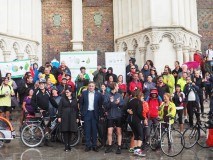 Mariscal ofrece su apoyo al centenar de ciclistas que a su paso por Cuenca participan en la Marcha en Bici a París  para luchar contra el Cambio Climático  