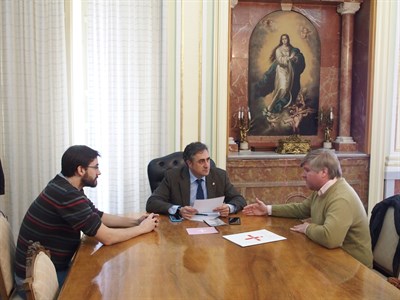 Responsables de UVI 24 muestran al alcalde de Cuenca un pionero proyecto para Urgencias Veterinarias Internacionales