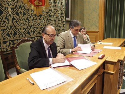 El Ayuntamiento de Cuenca renueva el convenio con Cruz Roja para que familias necesitadas puedan adquirir material escolar y aumenta la partida en diez mil euros 
