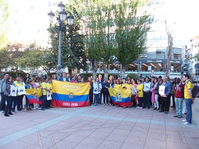 Un centenar de personas asiste a la convocatoria para guardar dos minutos de silencio en solidaridad con las víctimas del terremoto de Ecuador 