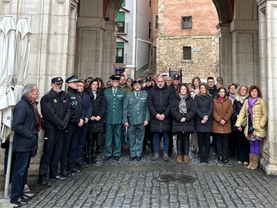 El Ayuntamiento de Cuenca realiza un minuto de silencio por la muerte en acto de servicio de dos guardias civiles en la localidad de Barbate