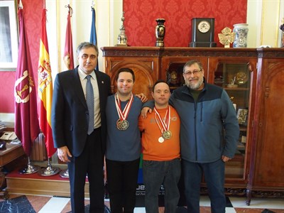 Mariscal felicita a los dos ordenanzas del Ayuntamiento que han obtenido seis medallas en el XX Campeonato de Regional de Natación para Personas con Discapacidad Intelectual  