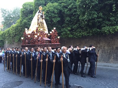 La procesión de la Virgen del Carmen recorre las calles del Casco Antiguo acompañada de numerosos fieles y autoridades