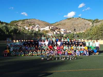 El alcalde y el concejal de Deportes visitan a los componentes de la Escuela Municipal de Fútbol 