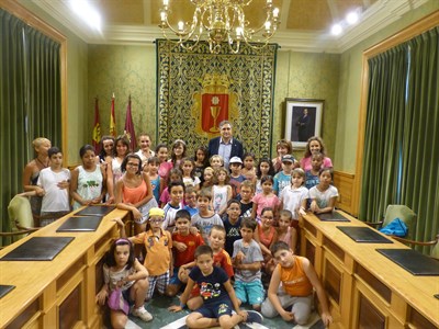 El Ayuntamiento abre sus puertas a los niños que participan en el proyecto ‘Diviértete Aprendiendo’