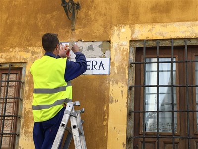 El Ayuntamiento inicia la reposición de las placas de las calles del Casco Antiguo más deterioradas