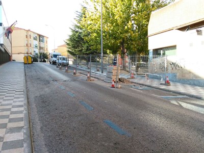 El Ayuntamiento realiza trabajos de reparación de Pavimento en ‘Grupo La Paz’ y establece un nuevo paso de cebra junto al Colegio La Paz