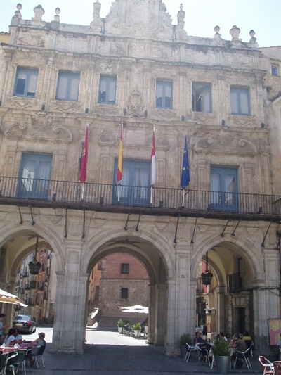 El Ayuntamiento aprueba por unanimidad conceder el título de Alcalde y Alcaldesa honorarios de Cuenca