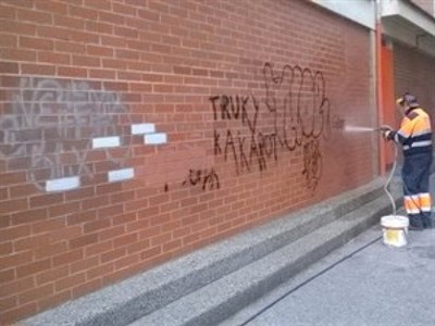 La Policía Local denuncia a dos “grafiteros” y a dos conductores que disputaban carreras en la vía pública