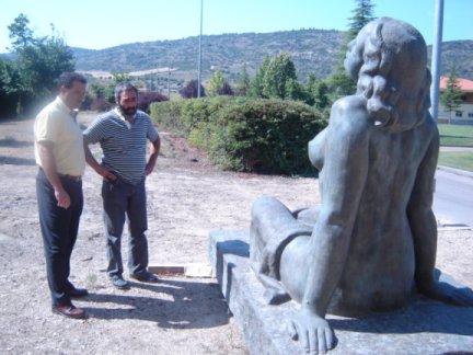 El Ayuntamiento colocará la escultura de Javier Barrios en la rotonda del Centro de Recepción de Turistas
