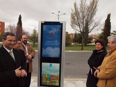 El alcalde de Cuenca inaugura las 22 nuevas telemarquesinas de gestión de contenidos dinámicos