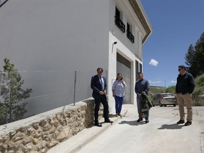 Ángel Mariscal visita dos muros reparados por el Ayuntamiento en el barrio de Tiradores 