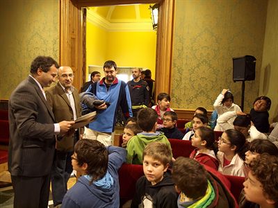 El alcalde felicita a los alumnos del CP Federico Muelas por su comportamiento durante el simulacro de evacuación escolar
