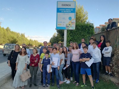 Ángel Mariscal descubre la placa de UNICEF que identifica a Cuenca como Ciudad Amiga de la Infancia