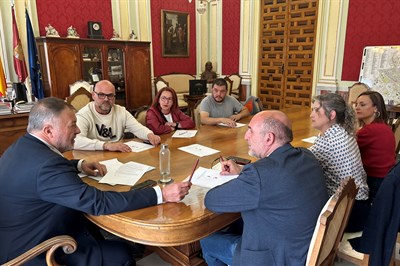 Dolz recibe a la nueva Directiva de la Asociación Amigos del Carnaval, agradeciendo su implicación “en todas las fiestas de la ciudad”