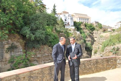 Los alcaldes de Cuenca y Ronda colocan la primera piedra de las obras de remodelación de los Jardines de Cuenca, en el municipio malagueño