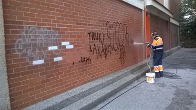 El Ayuntamiento limpia las pintadas de los exteriores del CIP San Fernando