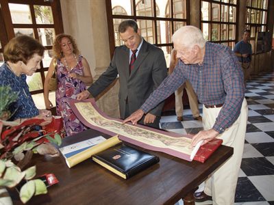 El alcalde despide a Jimmy Carter y le agradece su visita a Cuenca