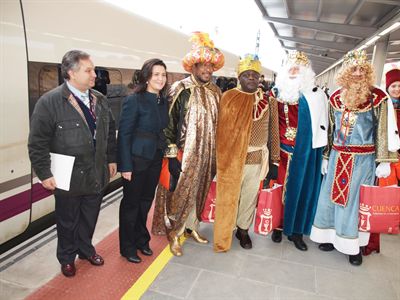 Cientos de niños reciben a los Reyes Magos en la estación del AVE