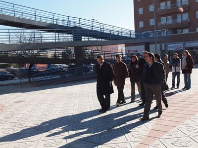 El proyecto para eliminar la pasarela de Villaluz también incluye el arreglo de un parte de la plaza y la instalación de una zona infantil de juegos