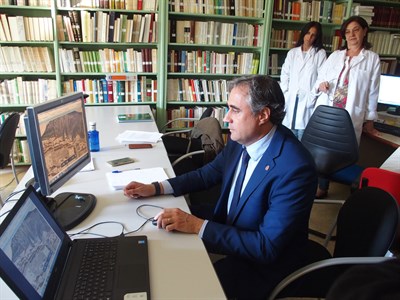 Ángel Mariscal visita el Taller de Digitalización del Archivo