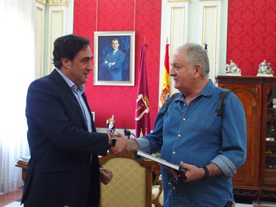 El alcalde recibe al guionista cinematográfico Claro García, invitado del Festival de Cortometrajes FICCIón-20