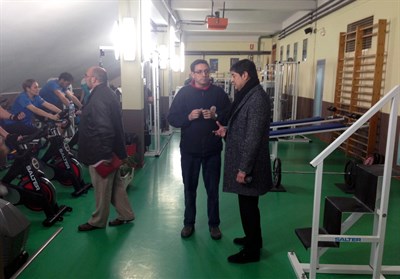 El alcalde visita la renovada sala de musculación de El Sargal 