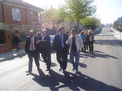 
El alcalde comprueba el inicio de las obras de asfaltado en el barrio de Villarromán

