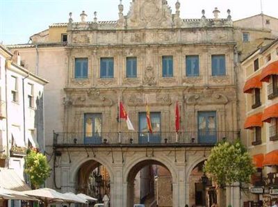 Condena enérgica de los tres grupos municipales del Ayuntamiento de Cuenca al atentado contra la Casa Cuartel de Burgos