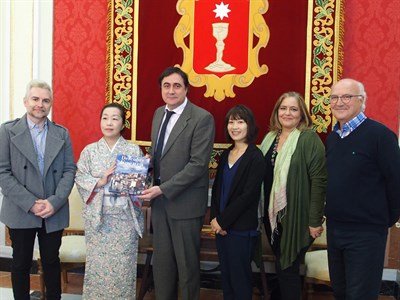 Mariscal recibe a la profesora de la Universidad de Estudios Extranjeros de Kioto, Reiko Tateiwa