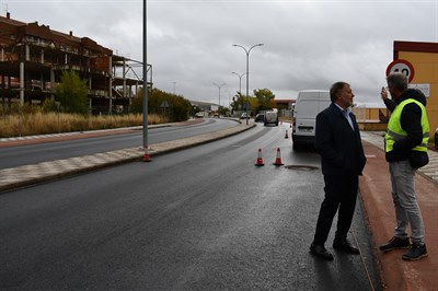 Dolz visita las obras de refuerzo del firme en Ronda Oeste, que afrontan su recta final