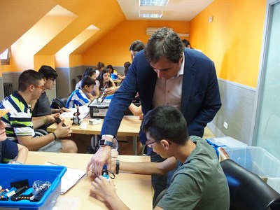 Ángel Mariscal visita a los jóvenes que participan en la “Escuela de Verano Joven” , un éxito de participación 