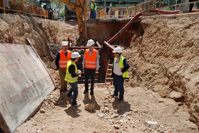 El alcalde visita las obras de reparación del socavón de la calle Hnos. Becerril 