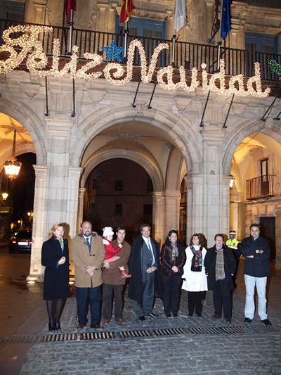 Un total de 32 arcos luminosos iluminan la Navidad en Cuenca