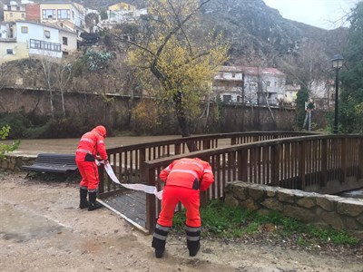 El Ayuntamiento cierra los accesos a los ríos Júcar y Huécar por precaución ante el incremento del caudal