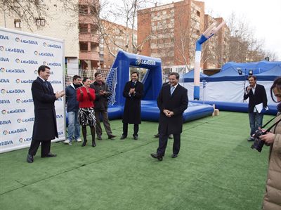 El alcalde de Cuenca inaugura la fiesta del fútbol de la Liga BBVA que se celebra durante todo el fin de semana en la calle Hermanos Becerril