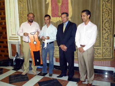 El alcalde felicita a Ángel Pérez por sus recientes éxitos deportivos conseguidos en el Campeonato Internacional de Orlando