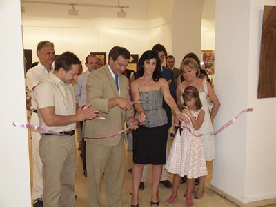 El alcalde inaugura una exposición organizada por la Asociación de Anorexia y Bulimia