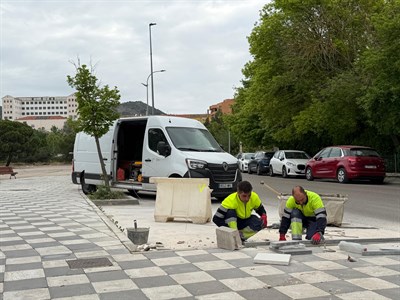 El Ayuntamiento de Cuenca continúa con el Plan de Mantenimiento Urbano arreglando el acerado en las inmediaciones del Parque de Santa Ana