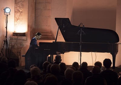 Judith Jáuregui, la pianista española más internacional, alcanza la belleza sublime en una repleta Iglesia de San Andrés durante el tercer día del Ciclo de Adviento de la SMR